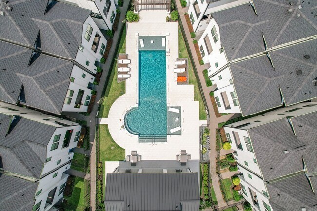 Building Photo - 2812 Grand Fountains Dr