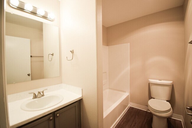 Building Photo - Newly Updated 2 Bedroom 1.5 Bath Townhouse...