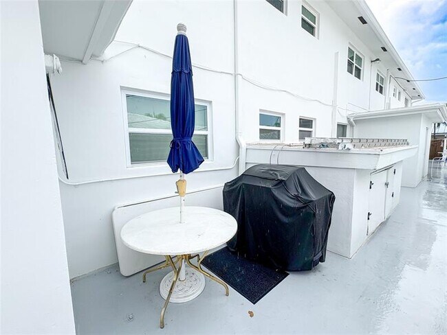 Building Photo - 4541 N Ocean Dr