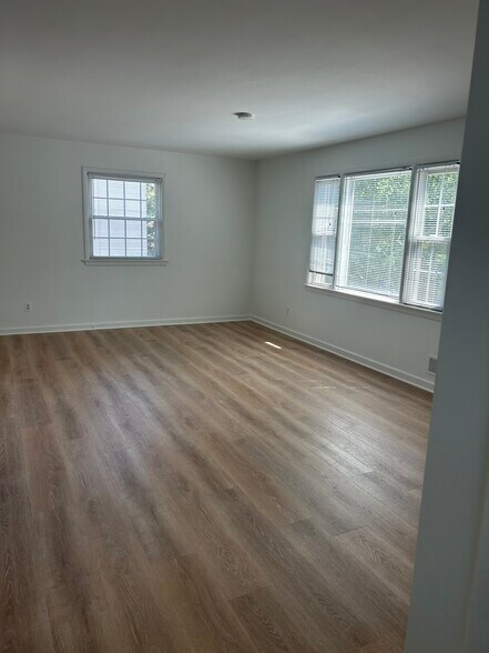 Expansive living room - 716 N Jackson St
