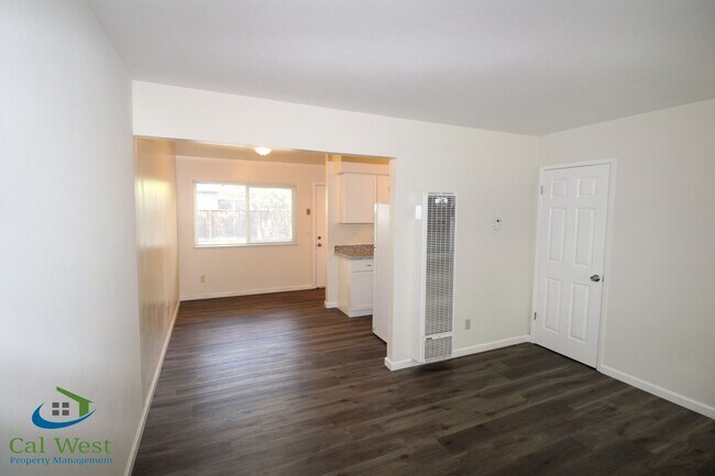 Building Photo - $2795 - 2 Bed 1.5 Remodeled 2 Story Towhn Home Near Keily and Saratoga