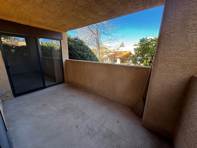 Building Photo - 2 Bedroom 2 bath plus loft and one car garage.