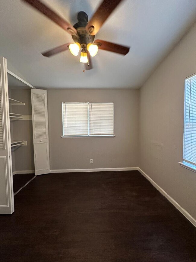 Building Photo - 5127 Village Green