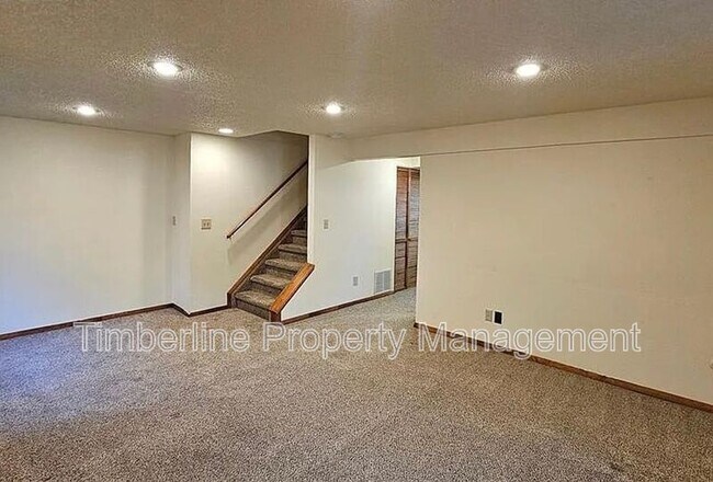 Building Photo - 7045 Sproul Ln