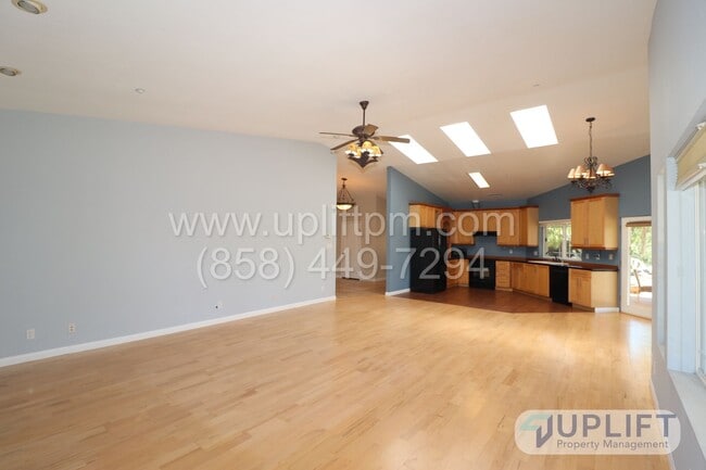 Building Photo - 3 Bed, 2 Bath House w/ 2-Car Garage, Central HVAC, Very Private