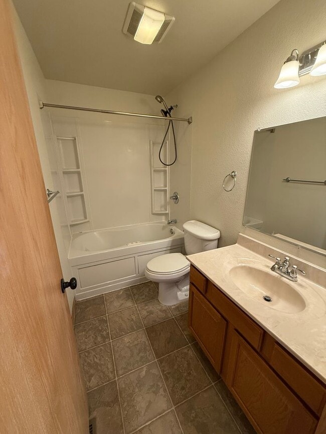 Building Photo - Large 3-Bedroom Condo for Rent!