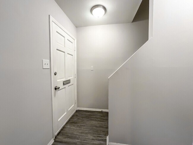 Building Photo - COMING SOON! Charming 2-Bed, 1.5-Bath Retr...
