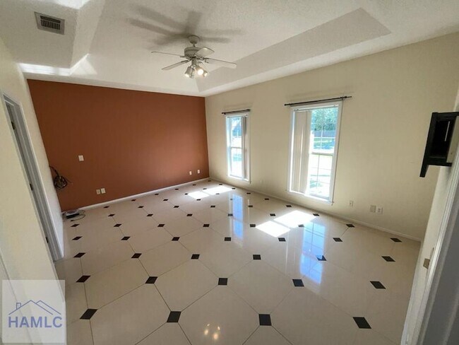 Building Photo - 380 Tremain Dr