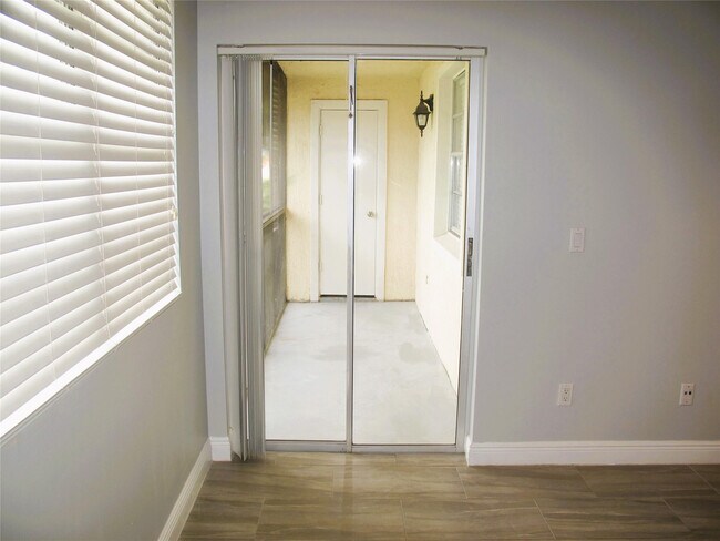 Building Photo - 1263 Ave