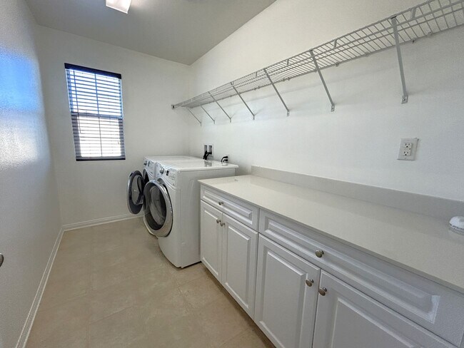 Building Photo - NATURE TRAIL CHINO  (5 BED, 2.5 BATH)