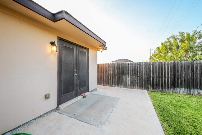 Building Photo - 704 Mercado Ln