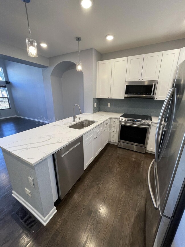 Building Photo - 2737 W Greens Dr