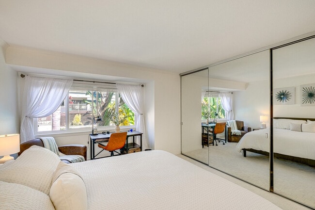 Building Photo - 8540 Via Mallorca Via