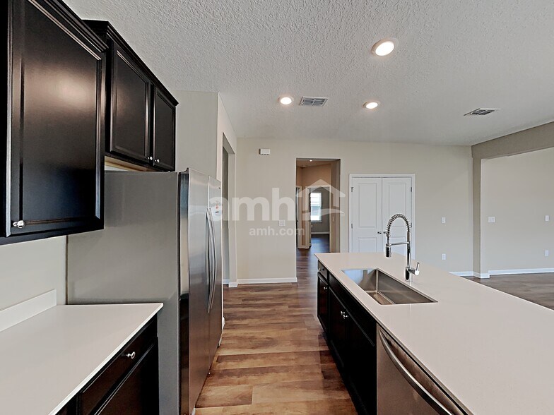 Building Photo - 245 Hemlock Pt