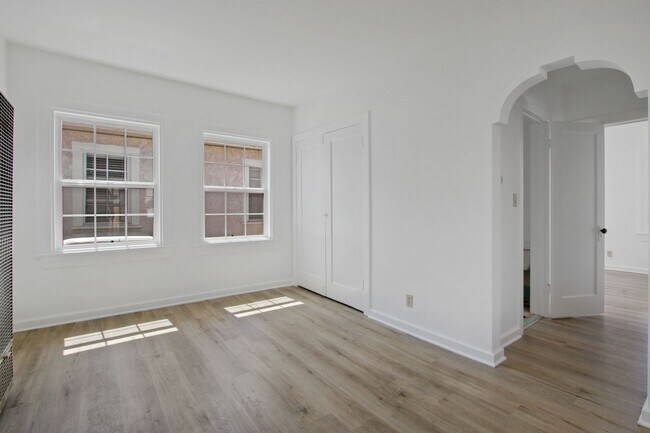 Building Photo - Charming 1-Bedroom Apartment in a Quiet Du...