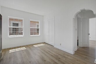 Building Photo - Charming 1-Bedroom Apartment in a Quiet Duplex