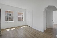 Building Photo - Charming 1-Bedroom Apartment in a Quiet Duplex