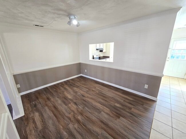 Building Photo - STUNNING TWO STORY 3 BEDROOM/ 2.5 BATH TOW...