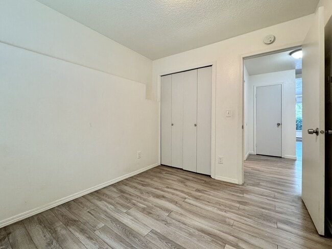 Building Photo - 5556 SW Beaverton Hillsdale Hwy