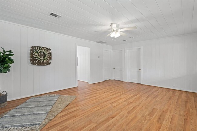 Building Photo - 1671 E Pine Lake Cir