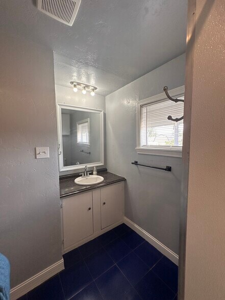 Building Photo - 3805 Highland Dr