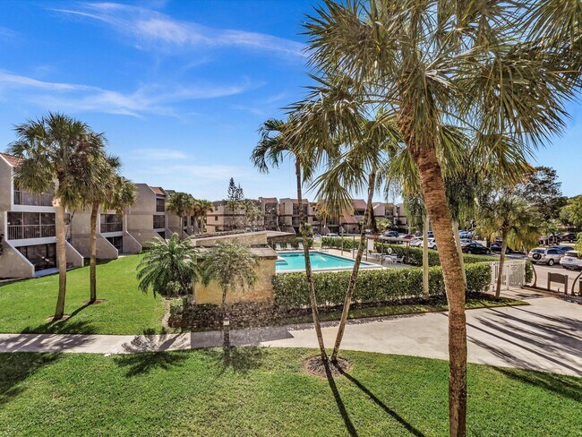 Building Photo - 220 Lakeview Dr