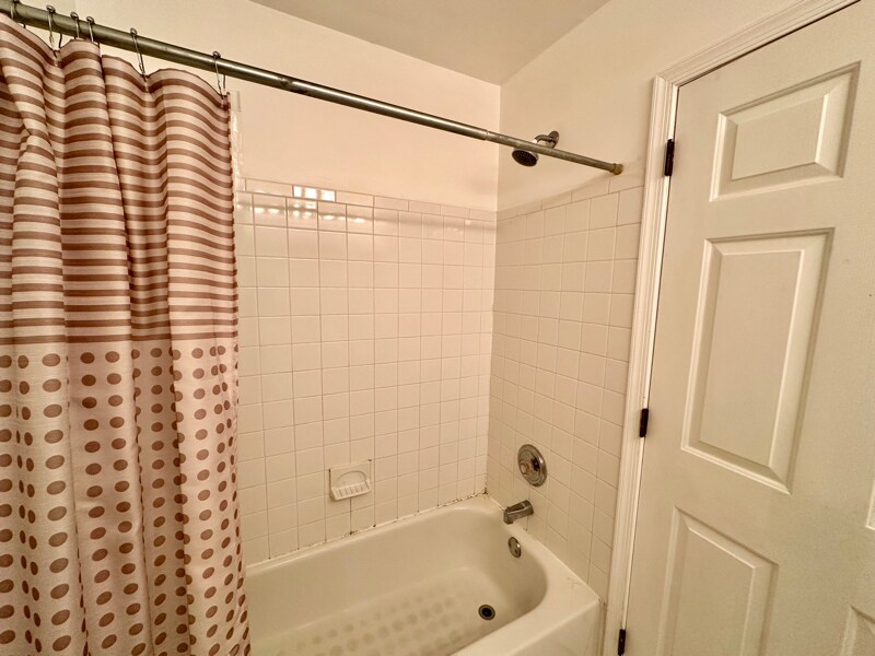 Building Photo - 403 Harvest Ln