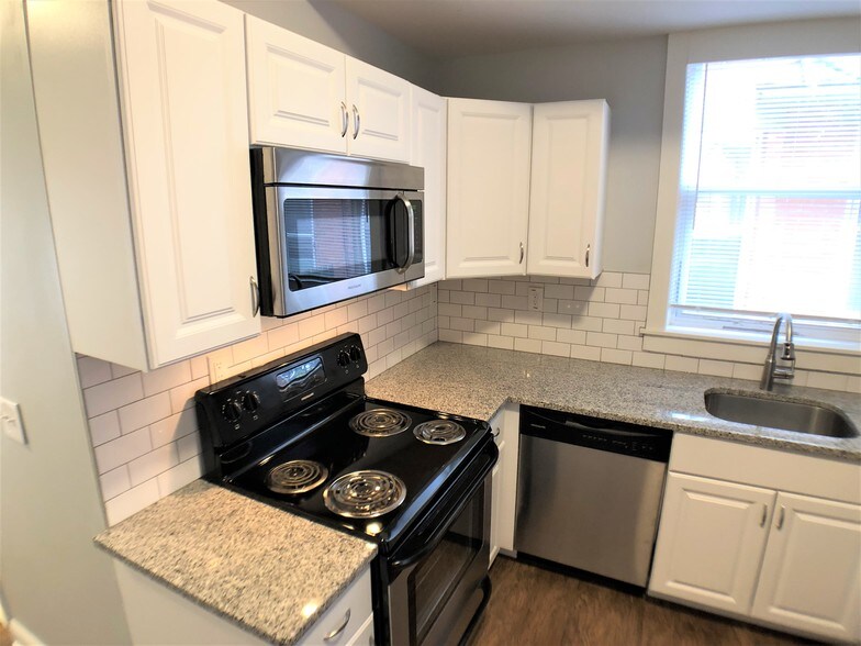 Building Photo - 71 E Gates St