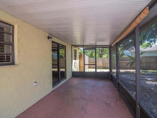 Building Photo - 6113 Yucca Dr