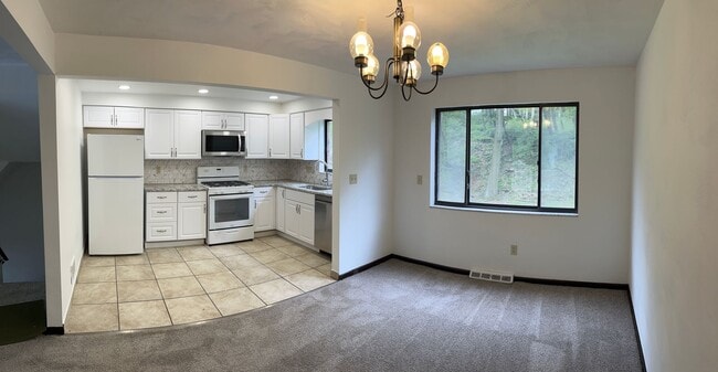 Building Photo - 2 Bedroom Shaler Townhouse with Garage