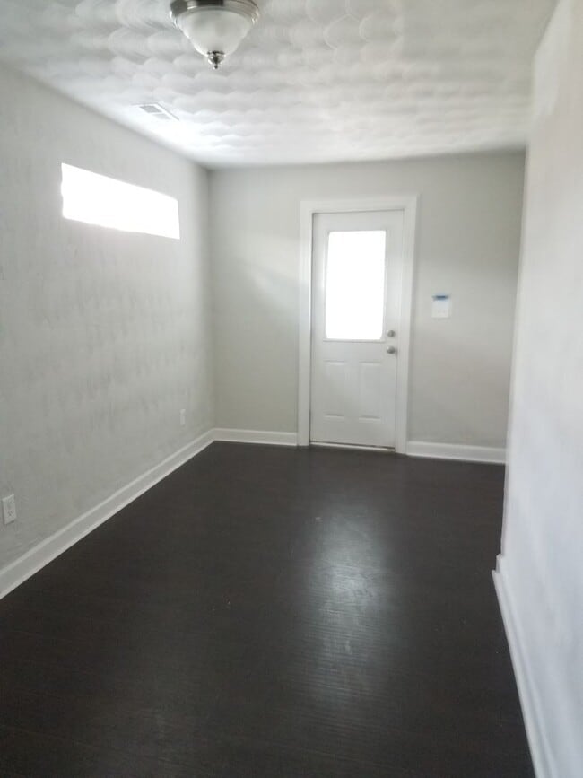 Building Photo - Spacious 4 Bedroom 3.5 Bath