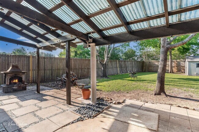 Building Photo - "Elegant 4-Bedroom Home in Bossier City with Granite Countertops & Cozy Fireplace!"