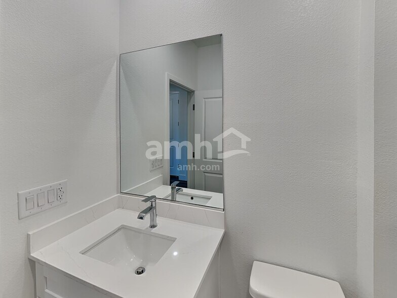 Building Photo - 7786 Hickory King Ave