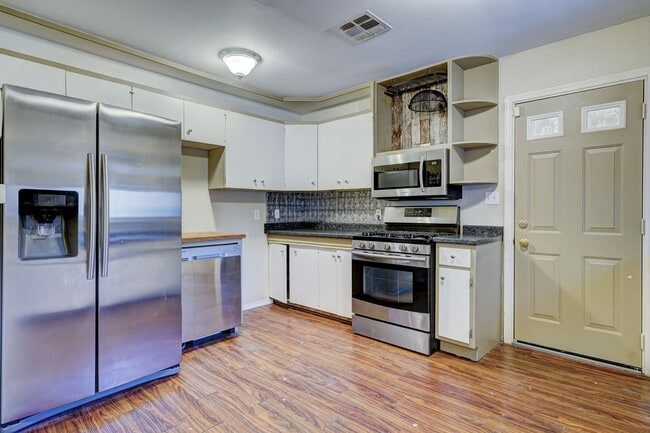 Building Photo - Stylish Home with Covered Deck & Easy I-44...