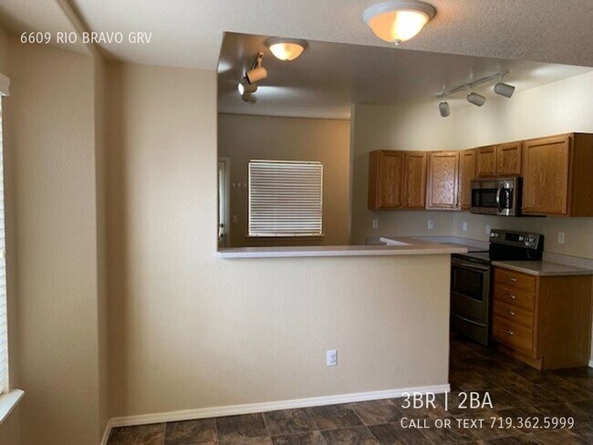 Building Photo - 2-story Townhome with Finished Basement