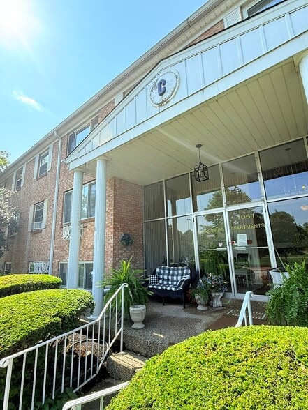 Building Photo - Colonial Grandview