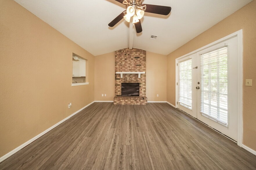 Building Photo - 9705 Oaktree Terrace