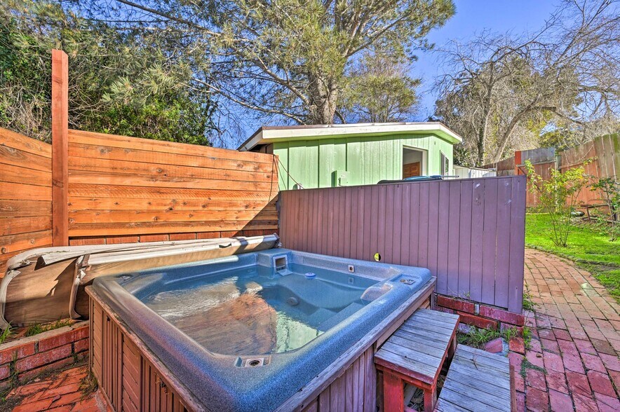 Hot Tub - 2139 Torrey Pines Rd