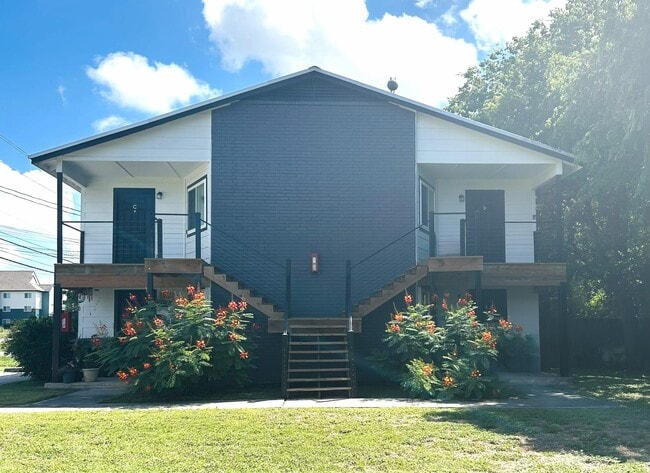 Building Photo - 1640 Post Rd