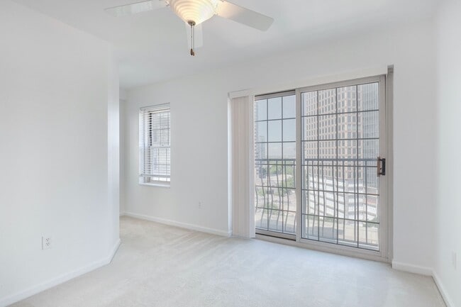 Building Photo - Beautiful 2bd/2ba Condo 1/2 Block from Piedmont Park and 17th Floor View!!