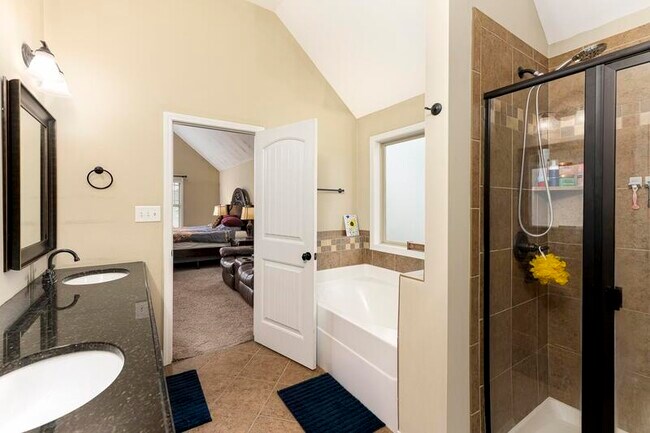 Building Photo - 2183 Bandera Dr