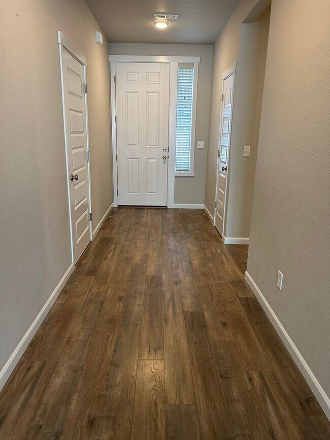 Building Photo - Charming 3-Bedroom, 2-Bath Home with Spaci...