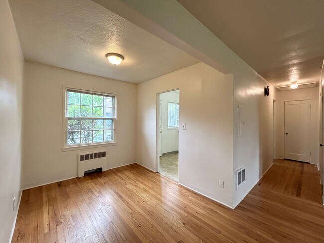 Building Photo - One Bed, One Bath, Vintage Charmer!