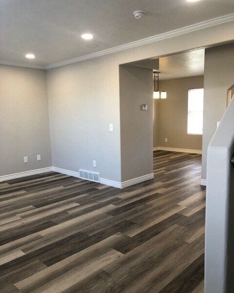 Building Photo - 472 E Braidhill Dr