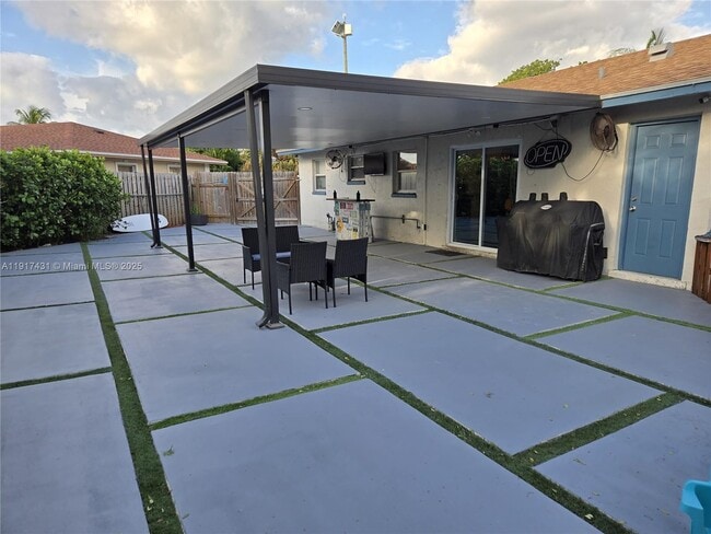 Building Photo - 2190 NE 1st Ln