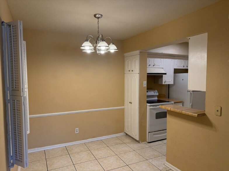 Building Photo - 170 De Chantle Rd