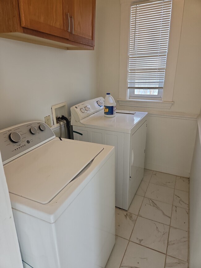 Building Photo - 10 Emrose Ter