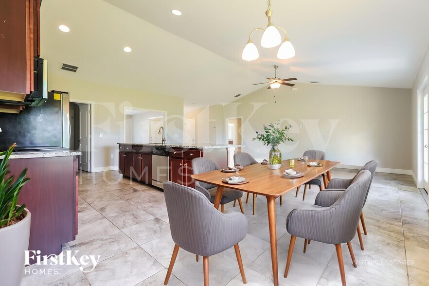 Building Photo - 282 Franca St