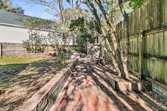 Building Photo - 121 Sully St