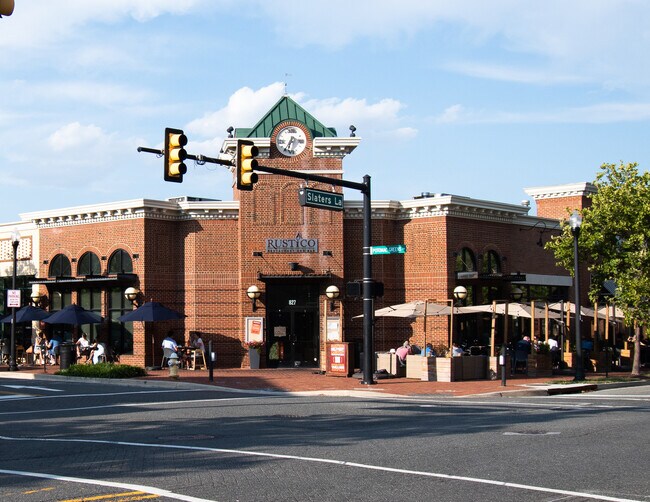 Building Photo - 1806 W Abingdon Dr